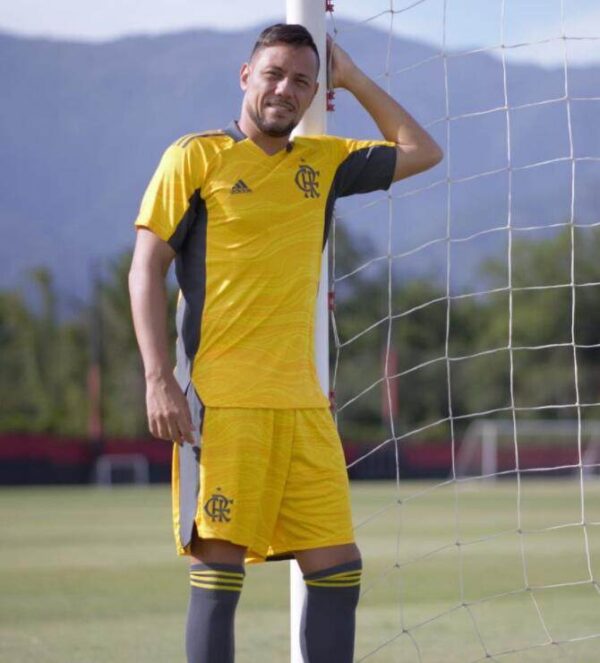 Flamengo 2021 Goalkeeper Adult Jersey And Shorts Kit - Yellow - Image 3
