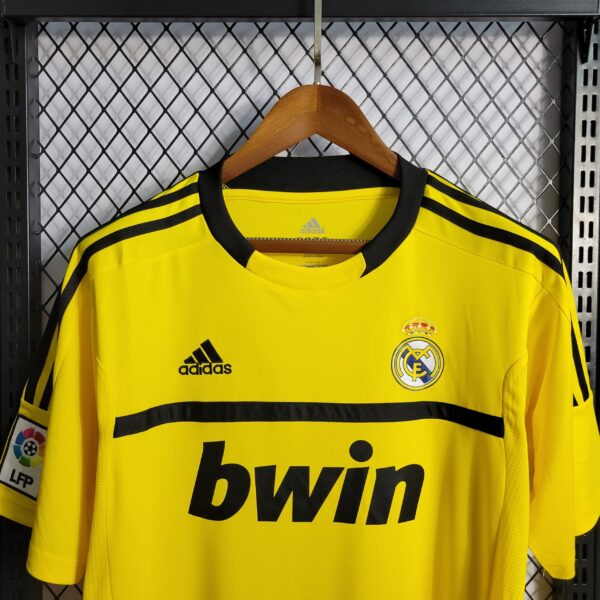 Real Madrid 2011/12 Yellow Goalkeeper Retro Jersey - Image 2