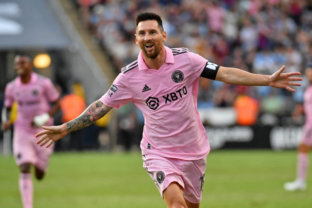 Men’s Small Messi Inter Jersey: Match-Day Wear or Street Style Essential? 00Messi Pink 01 hfzq superJumbo